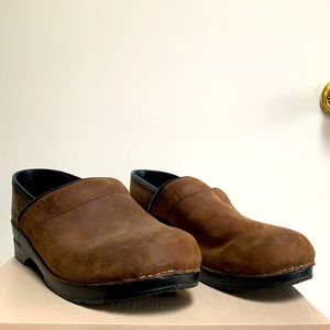 Men’s brown leather Dansko clogs size 45